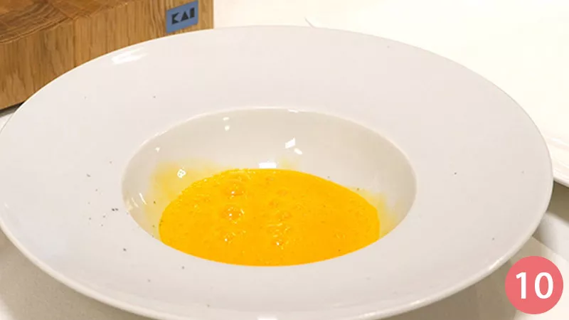 In un piatto sbattiamo un uovo con un pizzico di sale e pepe.